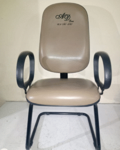 Cadeira Estofada c/ Braço Personalizável