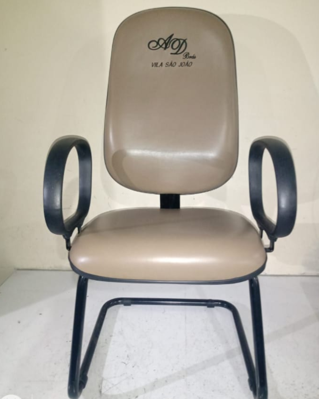 Cadeira Estofada c/ Braço Personalizável